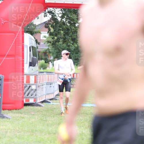 21.06.2026 - 29. Vierlanden-Triathlon Andreas Tolksdorf http://msf.ph/oto/9888989 21.06.2026 12:10:43 Ziel 30, 47, 30, 47 meine-sportfotos.de