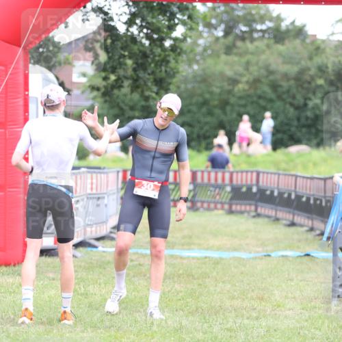21.06.2026 - 29. Vierlanden-Triathlon Andreas Tolksdorf http://msf.ph/oto/9889011 21.06.2026 12:11:00 Ziel  meine-sportfotos.de