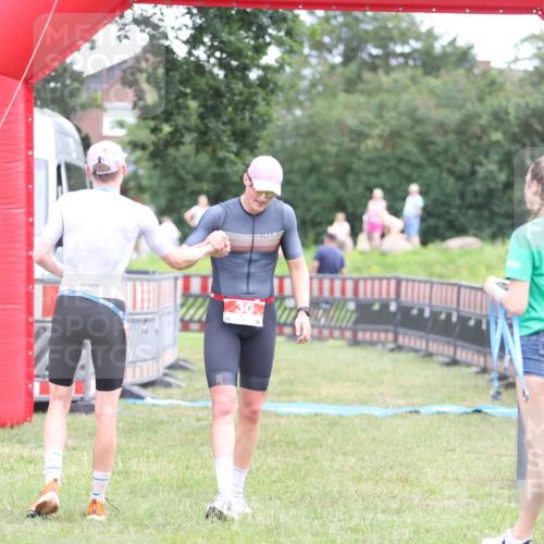 21.06.2026 - 29. Vierlanden-Triathlon Andreas Tolksdorf http://msf.ph/oto/9889017 21.06.2026 12:11:00 Ziel  meine-sportfotos.de