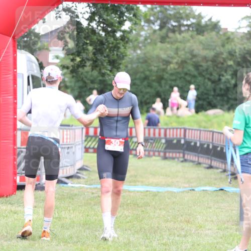 21.06.2026 - 29. Vierlanden-Triathlon Andreas Tolksdorf http://msf.ph/oto/9889018 21.06.2026 12:11:00 Ziel  meine-sportfotos.de