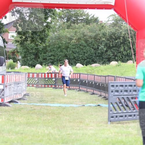 21.06.2026 - 29. Vierlanden-Triathlon Andreas Tolksdorf http://msf.ph/oto/9889036 21.06.2026 12:15:24 Ziel 822, 822 meine-sportfotos.de