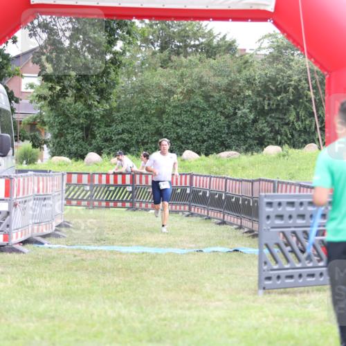 21.06.2026 - 29. Vierlanden-Triathlon Andreas Tolksdorf http://msf.ph/oto/9889041 21.06.2026 12:15:24 Ziel 822, 822 meine-sportfotos.de