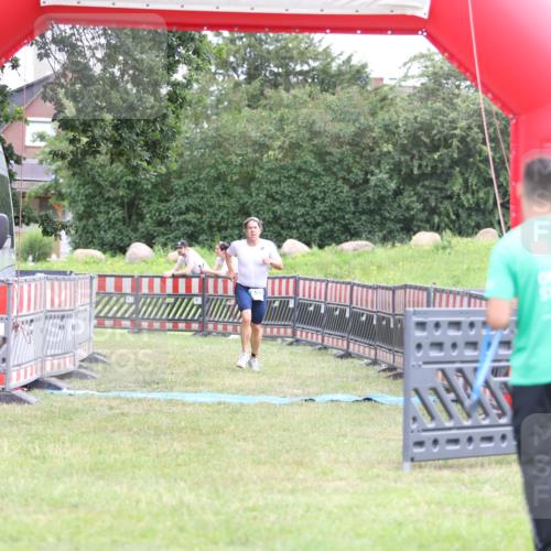 21.06.2026 - 29. Vierlanden-Triathlon Andreas Tolksdorf http://msf.ph/oto/9889043 21.06.2026 12:15:24 Ziel 822, 822 meine-sportfotos.de