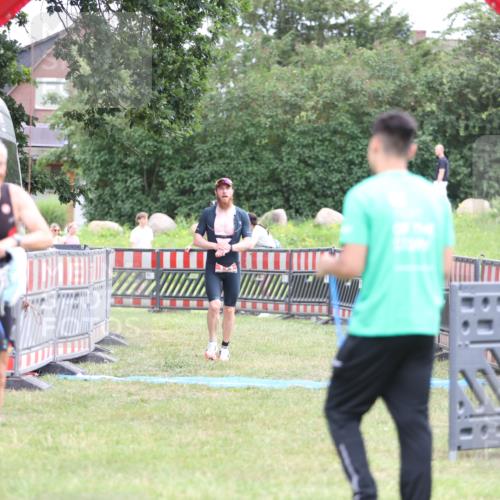 21.06.2026 - 29. Vierlanden-Triathlon Andreas Tolksdorf http://msf.ph/oto/9889069 21.06.2026 12:16:22 Ziel 111, 111 meine-sportfotos.de
