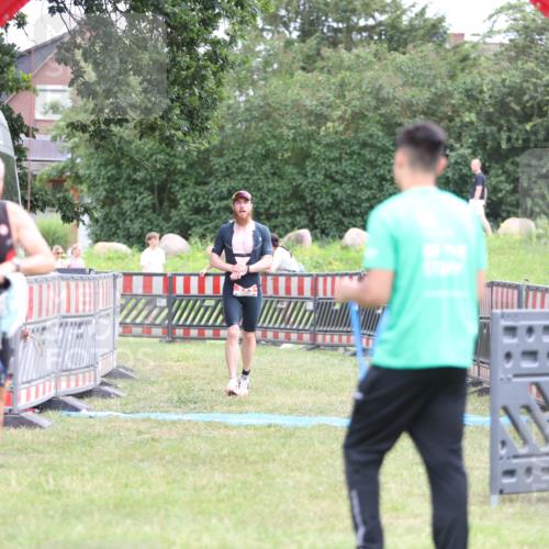 21.06.2026 - 29. Vierlanden-Triathlon Andreas Tolksdorf http://msf.ph/oto/9889070 21.06.2026 12:16:22 Ziel 111, 111 meine-sportfotos.de