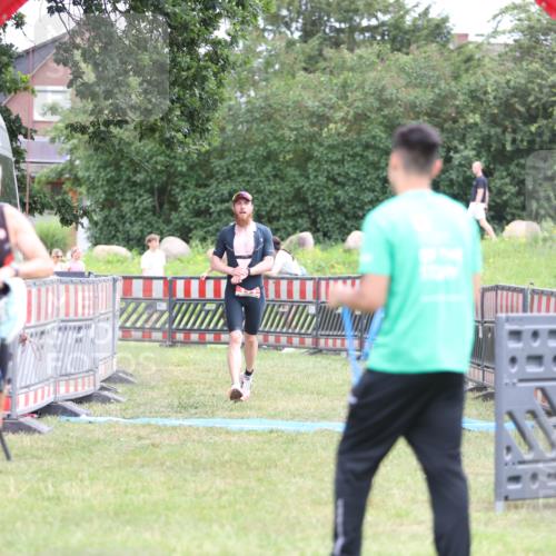 21.06.2026 - 29. Vierlanden-Triathlon Andreas Tolksdorf http://msf.ph/oto/9889071 21.06.2026 12:16:22 Ziel 111, 111 meine-sportfotos.de