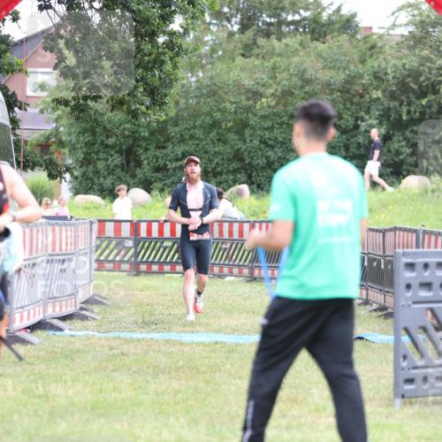 21.06.2026 - 29. Vierlanden-Triathlon Andreas Tolksdorf http://msf.ph/oto/9889073 21.06.2026 12:16:22 Ziel 111, 111 meine-sportfotos.de