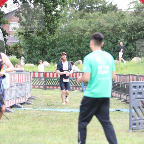 21.06.2026 - 29. Vierlanden-Triathlon Andreas Tolksdorf http://msf.ph/oto/9889075 21.06.2026 12:16:22 Ziel 111, 111 meine-sportfotos.de