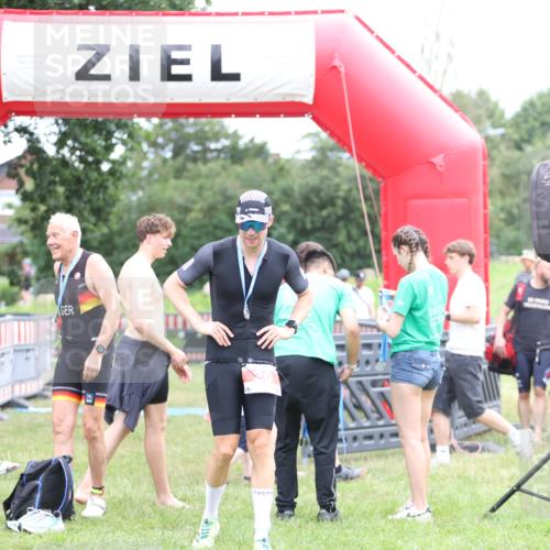 21.06.2026 - 29. Vierlanden-Triathlon Andreas Tolksdorf http://msf.ph/oto/9889103 21.06.2026 12:17:14 Ziel  meine-sportfotos.de