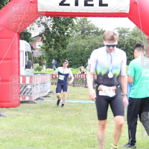 21.06.2026 - 29. Vierlanden-Triathlon Andreas Tolksdorf http://msf.ph/oto/9889174 21.06.2026 12:23:26 Ziel  meine-sportfotos.de