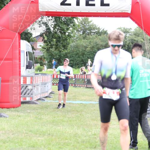 21.06.2026 - 29. Vierlanden-Triathlon Andreas Tolksdorf http://msf.ph/oto/9889176 21.06.2026 12:23:26 Ziel  meine-sportfotos.de