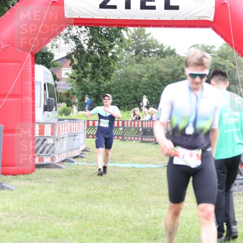 21.06.2026 - 29. Vierlanden-Triathlon Andreas Tolksdorf http://msf.ph/oto/9889178 21.06.2026 12:23:26 Ziel  meine-sportfotos.de