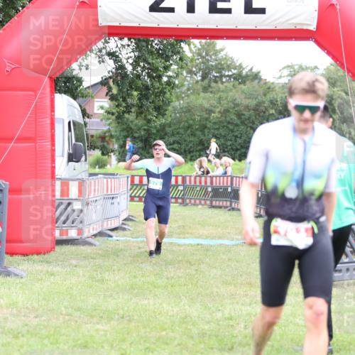 21.06.2026 - 29. Vierlanden-Triathlon Andreas Tolksdorf http://msf.ph/oto/9889180 21.06.2026 12:23:26 Ziel  meine-sportfotos.de