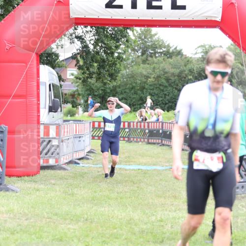21.06.2026 - 29. Vierlanden-Triathlon Andreas Tolksdorf http://msf.ph/oto/9889181 21.06.2026 12:23:26 Ziel  meine-sportfotos.de