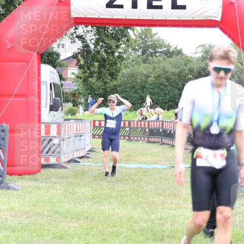 21.06.2026 - 29. Vierlanden-Triathlon Andreas Tolksdorf http://msf.ph/oto/9889182 21.06.2026 12:23:26 Ziel  meine-sportfotos.de