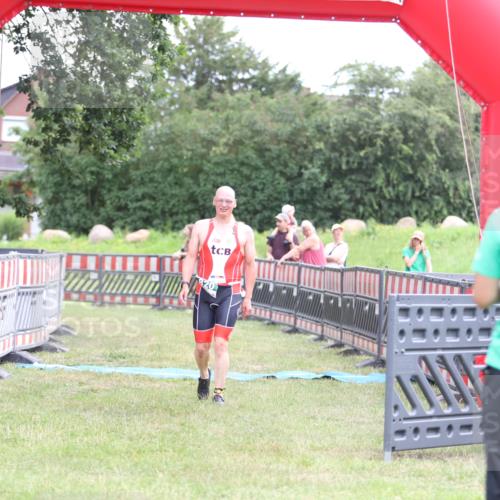 21.06.2026 - 29. Vierlanden-Triathlon Andreas Tolksdorf http://msf.ph/oto/9889193 21.06.2026 12:25:53 Ziel 820, 820 meine-sportfotos.de