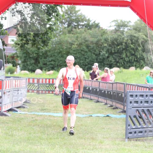 21.06.2026 - 29. Vierlanden-Triathlon Andreas Tolksdorf http://msf.ph/oto/9889195 21.06.2026 12:25:55 Ziel 820, 820 meine-sportfotos.de