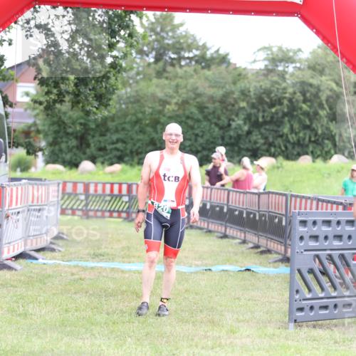 21.06.2026 - 29. Vierlanden-Triathlon Andreas Tolksdorf http://msf.ph/oto/9889203 21.06.2026 12:25:55 Ziel 820, 820 meine-sportfotos.de