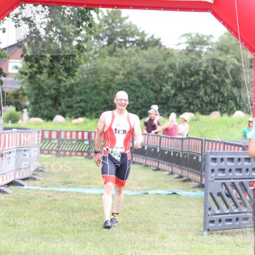 21.06.2026 - 29. Vierlanden-Triathlon Andreas Tolksdorf http://msf.ph/oto/9889206 21.06.2026 12:25:56 Ziel  meine-sportfotos.de