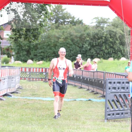 21.06.2026 - 29. Vierlanden-Triathlon Andreas Tolksdorf http://msf.ph/oto/9889207 21.06.2026 12:25:56 Ziel  meine-sportfotos.de