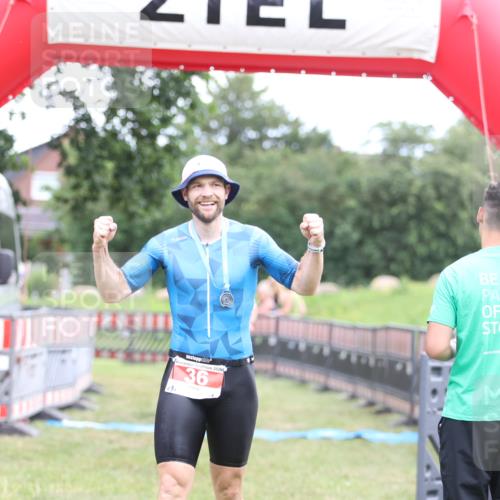 21.06.2026 - 29. Vierlanden-Triathlon Andreas Tolksdorf http://msf.ph/oto/9889305 21.06.2026 12:29:10 Ziel 31, 32, 31, 32 meine-sportfotos.de