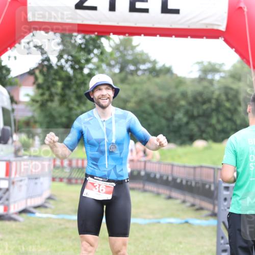 21.06.2026 - 29. Vierlanden-Triathlon Andreas Tolksdorf http://msf.ph/oto/9889307 21.06.2026 12:29:10 Ziel 31, 32, 31, 32 meine-sportfotos.de