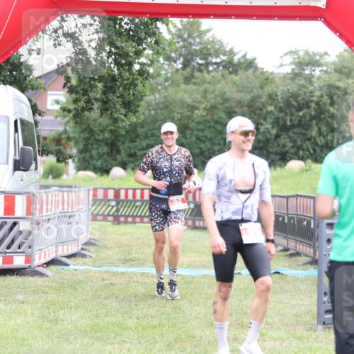 21.06.2026 - 29. Vierlanden-Triathlon Andreas Tolksdorf http://msf.ph/oto/9889316 21.06.2026 12:29:17 Ziel 31, 32, 31, 32 meine-sportfotos.de