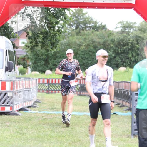 21.06.2026 - 29. Vierlanden-Triathlon Andreas Tolksdorf http://msf.ph/oto/9889318 21.06.2026 12:29:17 Ziel 31, 32, 31, 32 meine-sportfotos.de