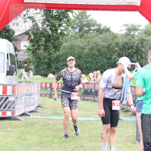 21.06.2026 - 29. Vierlanden-Triathlon Andreas Tolksdorf http://msf.ph/oto/9889331 21.06.2026 12:29:18 Ziel 32, 32 meine-sportfotos.de