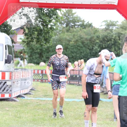21.06.2026 - 29. Vierlanden-Triathlon Andreas Tolksdorf http://msf.ph/oto/9889333 21.06.2026 12:29:18 Ziel 32, 32 meine-sportfotos.de