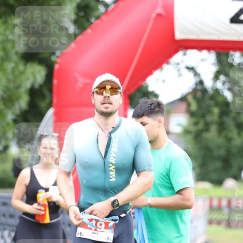 21.06.2026 - 29. Vierlanden-Triathlon Andreas Tolksdorf http://msf.ph/oto/9889348 21.06.2026 12:30:43 Ziel  meine-sportfotos.de