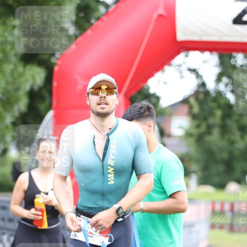 21.06.2026 - 29. Vierlanden-Triathlon Andreas Tolksdorf http://msf.ph/oto/9889349 21.06.2026 12:30:43 Ziel  meine-sportfotos.de