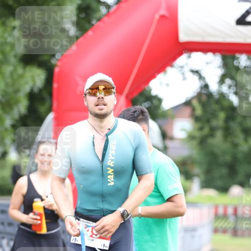 21.06.2026 - 29. Vierlanden-Triathlon Andreas Tolksdorf http://msf.ph/oto/9889350 21.06.2026 12:30:43 Ziel  meine-sportfotos.de