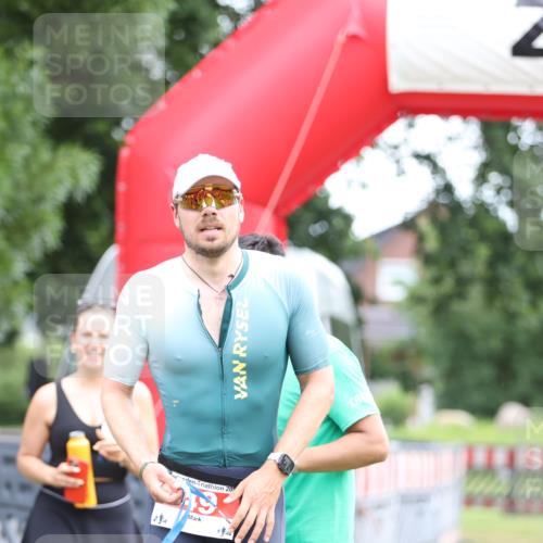 21.06.2026 - 29. Vierlanden-Triathlon Andreas Tolksdorf http://msf.ph/oto/9889352 21.06.2026 12:30:43 Ziel  meine-sportfotos.de