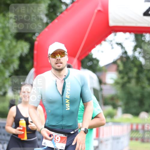 21.06.2026 - 29. Vierlanden-Triathlon Andreas Tolksdorf http://msf.ph/oto/9889353 21.06.2026 12:30:43 Ziel  meine-sportfotos.de