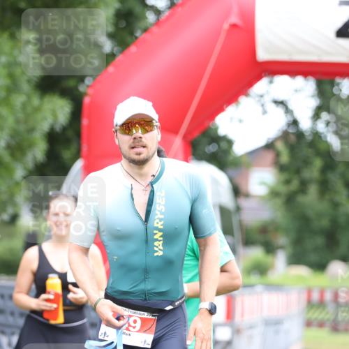 21.06.2026 - 29. Vierlanden-Triathlon Andreas Tolksdorf http://msf.ph/oto/9889354 21.06.2026 12:30:43 Ziel  meine-sportfotos.de