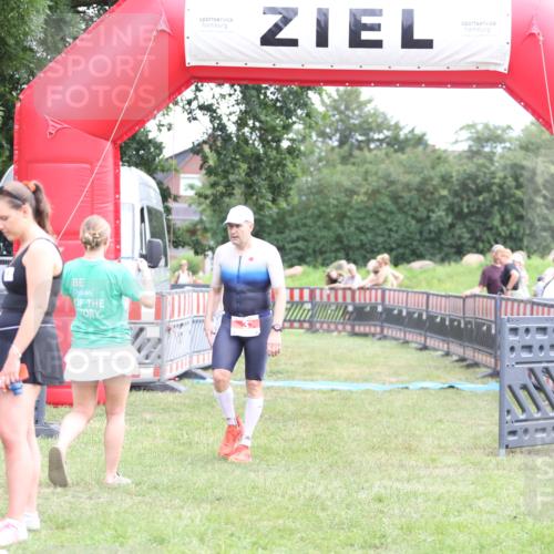 21.06.2026 - 29. Vierlanden-Triathlon Andreas Tolksdorf http://msf.ph/oto/9889409 21.06.2026 12:34:10 Ziel 3, 823, 3, 823 meine-sportfotos.de