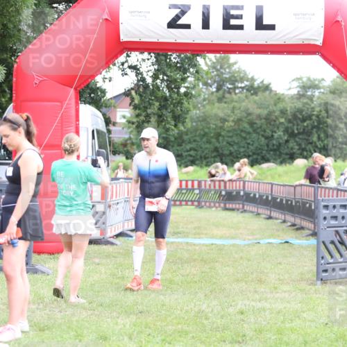 21.06.2026 - 29. Vierlanden-Triathlon Andreas Tolksdorf http://msf.ph/oto/9889412 21.06.2026 12:34:10 Ziel 3, 823, 3, 823 meine-sportfotos.de