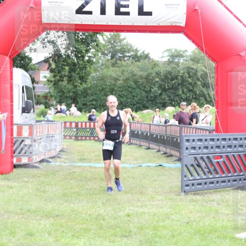 21.06.2026 - 29. Vierlanden-Triathlon Andreas Tolksdorf http://msf.ph/oto/9889423 21.06.2026 12:34:22 Ziel 823, 823 meine-sportfotos.de