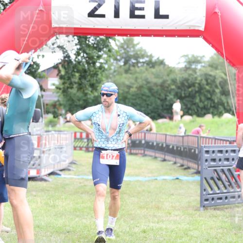 21.06.2026 - 29. Vierlanden-Triathlon Andreas Tolksdorf http://msf.ph/oto/9889440 21.06.2026 12:36:10 Ziel  meine-sportfotos.de