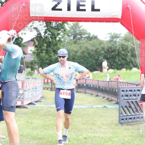 21.06.2026 - 29. Vierlanden-Triathlon Andreas Tolksdorf http://msf.ph/oto/9889442 21.06.2026 12:36:11 Ziel  meine-sportfotos.de