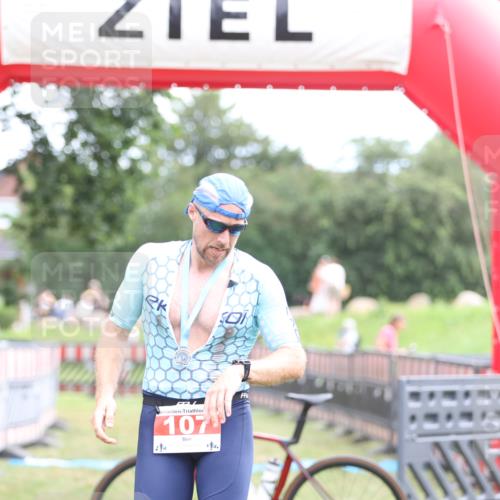 21.06.2026 - 29. Vierlanden-Triathlon Andreas Tolksdorf http://msf.ph/oto/9889447 21.06.2026 12:36:13 Ziel  meine-sportfotos.de