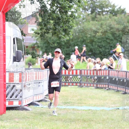 21.06.2026 - 29. Vierlanden-Triathlon Andreas Tolksdorf http://msf.ph/oto/9889488 21.06.2026 12:37:16 Ziel 77, 77 meine-sportfotos.de