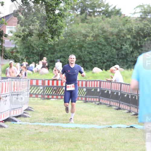 21.06.2026 - 29. Vierlanden-Triathlon Andreas Tolksdorf http://msf.ph/oto/9889523 21.06.2026 12:38:45 Ziel 24, 1355, 24, 1355 meine-sportfotos.de