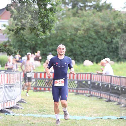21.06.2026 - 29. Vierlanden-Triathlon Andreas Tolksdorf http://msf.ph/oto/9889525 21.06.2026 12:38:46 Ziel 24, 1355, 24, 1355 meine-sportfotos.de