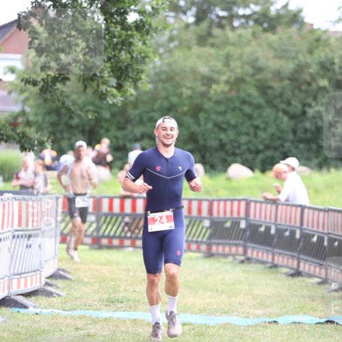 21.06.2026 - 29. Vierlanden-Triathlon Andreas Tolksdorf http://msf.ph/oto/9889526 21.06.2026 12:38:46 Ziel 24, 1355, 24, 1355 meine-sportfotos.de