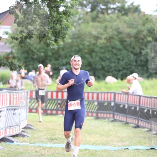 21.06.2026 - 29. Vierlanden-Triathlon Andreas Tolksdorf http://msf.ph/oto/9889530 21.06.2026 12:38:46 Ziel 24, 1355, 24, 1355 meine-sportfotos.de