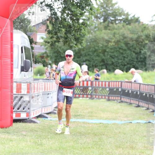 21.06.2026 - 29. Vierlanden-Triathlon Andreas Tolksdorf http://msf.ph/oto/9889552 21.06.2026 12:39:25 Ziel 16, 202, 16, 202 meine-sportfotos.de