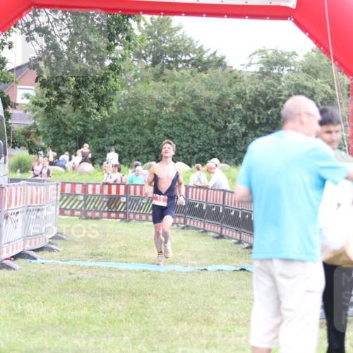 21.06.2026 - 29. Vierlanden-Triathlon Andreas Tolksdorf http://msf.ph/oto/9889568 21.06.2026 12:39:33 Ziel 16, 16 meine-sportfotos.de