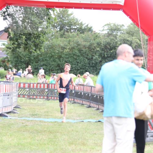 21.06.2026 - 29. Vierlanden-Triathlon Andreas Tolksdorf http://msf.ph/oto/9889571 21.06.2026 12:39:33 Ziel 16, 16 meine-sportfotos.de